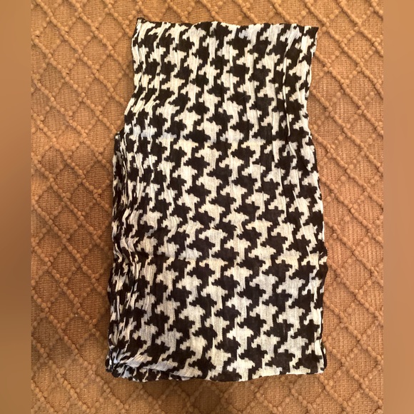 Black and White Patterned Infinity Scarf Silky Lightweight - Picture 2 of 2